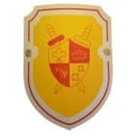 Bouclier jaune et rouge en bois, fabriqué dans le Jura.