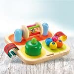 Plateau multi-activités de la marque Selecta dès la naissance, avec velcros pour le fixer.